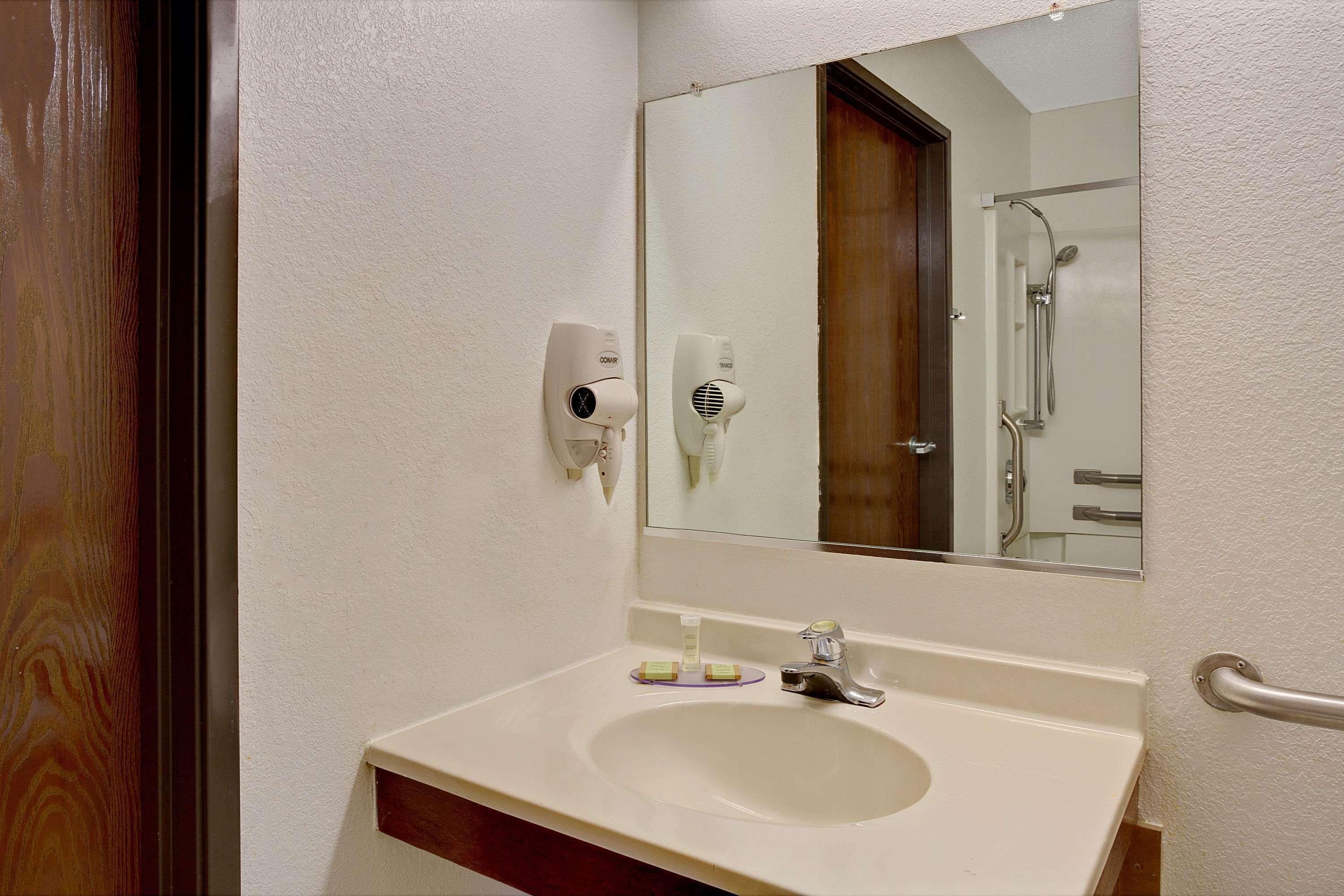 Super 8 By Wyndham Newport News/Jefferson Ave. Hotel Eksteriør billede