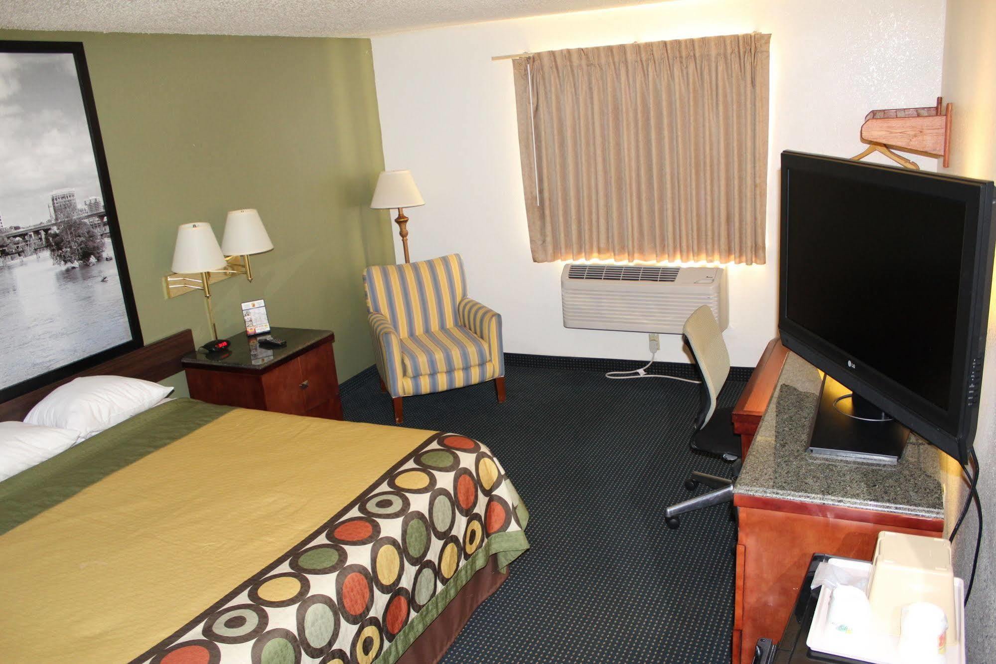 Super 8 By Wyndham Newport News/Jefferson Ave. Hotel Eksteriør billede